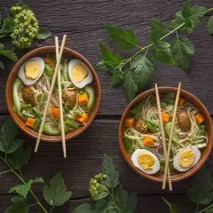 Gdzie zjeść ramen w Warszawie: najlepsze restauracje i opinie