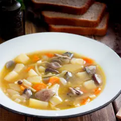 Jakie przyprawy do zupy pieczarkowej? Odkryj smaki, które zachwycą