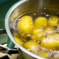 Jak ugotować warzywa na sałatkę, aby były chrupiące i smaczne