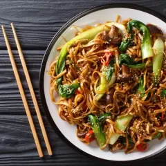 Ile kalorii ma pad thai? Zaskakujące różnice w kaloryczności!