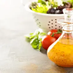 Jak zrobić sos do sałatki z oleju - proste przepisy i porady