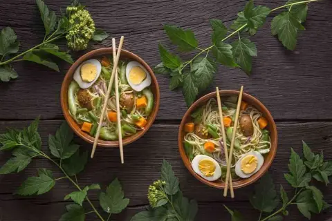 Gdzie zjeść ramen w Warszawie: najlepsze restauracje i opinie