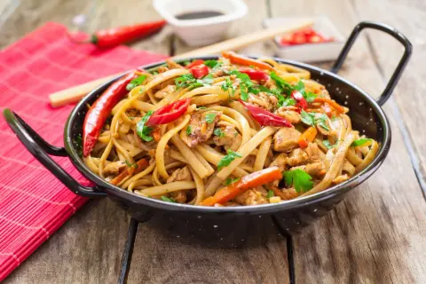 Jak ugotować makaron chow mein - proste kroki do idealnej tekstury