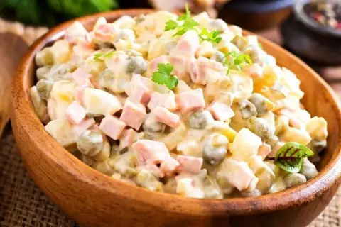 Jak doprawić sałatkę jarzynową, aby zachwycić smakiem i aromatem