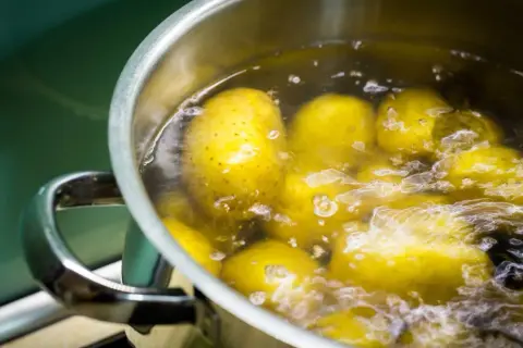 Jak ugotować warzywa na sałatkę, aby były chrupiące i smaczne