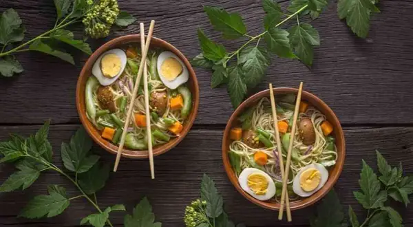 Gdzie zjeść ramen w Warszawie: najlepsze restauracje i opinie