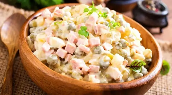 Jak doprawić sałatkę jarzynową, aby zachwycić smakiem i aromatem