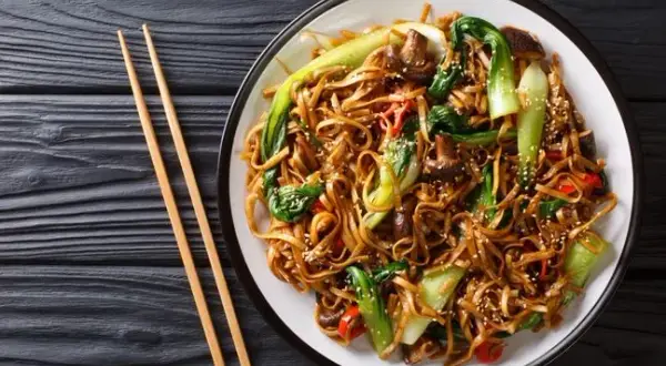 Ile kalorii ma pad thai? Zaskakujące różnice w kaloryczności!