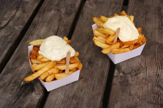 Frytki belgijskie czym się różnią od tradycyjnych frytek? Poznaj różnice
