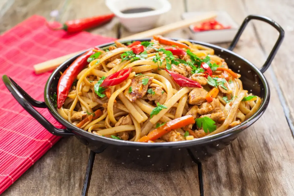 Jak ugotować makaron chow mein - proste kroki do idealnej tekstury
