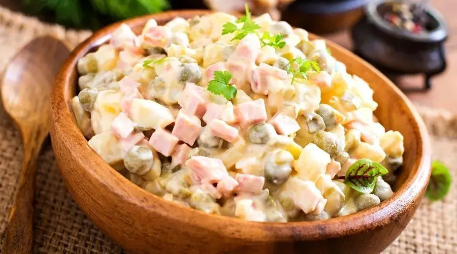 Jak doprawić sałatkę jarzynową, aby zachwycić smakiem i aromatem