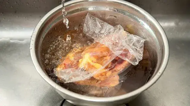 Jak rozmrozić zupę bez utraty smaku – sprawdzone metody i porady