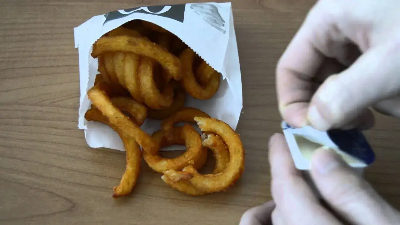 Zdjęcie Średnie frytki McDonald's ile gram - zaskakująca waga 115 gramów
