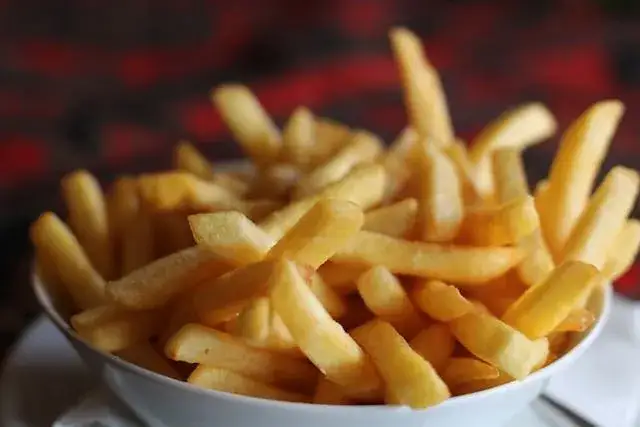 Zdjęcie Ile kalorii ma średnie frytki z McDonald's? Zaskakujące fakty o kaloriach