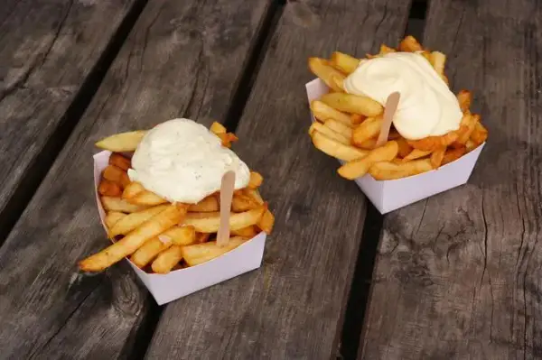 Frytki belgijskie czym się różnią od tradycyjnych frytek? Poznaj różnice