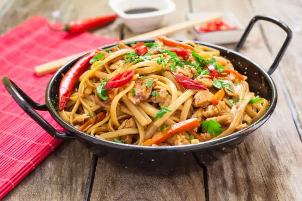 Jak ugotować makaron chow mein - proste kroki do idealnej tekstury